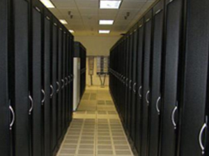 Soğutma panelleri ile kurulmuş yükseltilmiş zemin ve sunucu odası